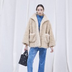 <img class='new_mark_img1' src='https://img.shop-pro.jp/img/new/icons14.gif' style='border:none;display:inline;margin:0px;padding:0px;width:auto;' />RHODOLIRION / ECO FUR STAND UP COLLAR COAT