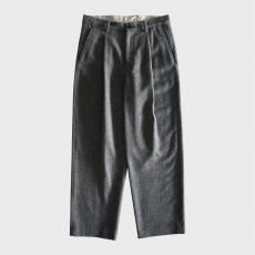 <img class='new_mark_img1' src='https://img.shop-pro.jp/img/new/icons14.gif' style='border:none;display:inline;margin:0px;padding:0px;width:auto;' />URU / 1 TUCK PANTS