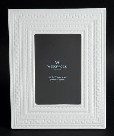 ウェッジウッド フォトフレーム 写真立て インタグリオ 白 ホワイト 幾何学模様 アンティーク ヴィンテージの高級クリスタル 陶磁器 グラスクラシック