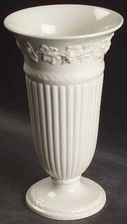 ウェッジウッド 花瓶 フラワーベース クリームカラーonクリームカラー（プレーンエッジ） - アンティーク ヴィンテージの高級クリスタル  陶磁器｜グラスクラシック