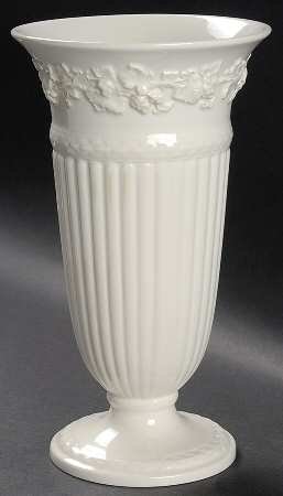 ウェッジウッド 花瓶 フラワーベース クリームカラーonクリームカラー