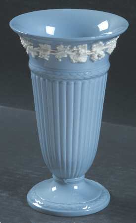 ウェッジウッド 花瓶 フラワーベース クリームカラーonラベンダー