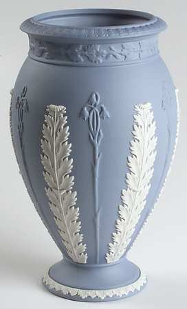 ウェッジウッド 花瓶 フラワーベース クリームカラーonラベンダー