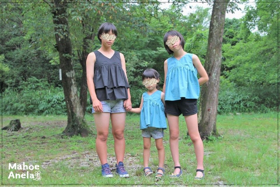 手作りした三人姉妹お揃いのリゾートワンピースを着た三姉妹の写真