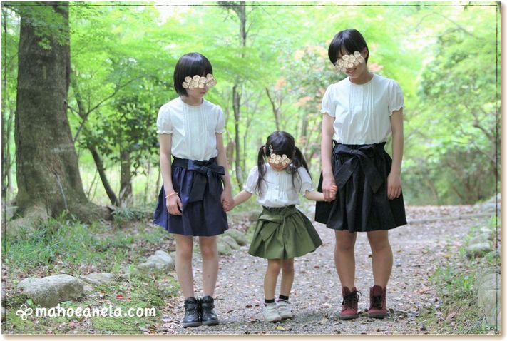 ボリュームミニスカートとブラウスワンピを着用した３人姉妹の画像