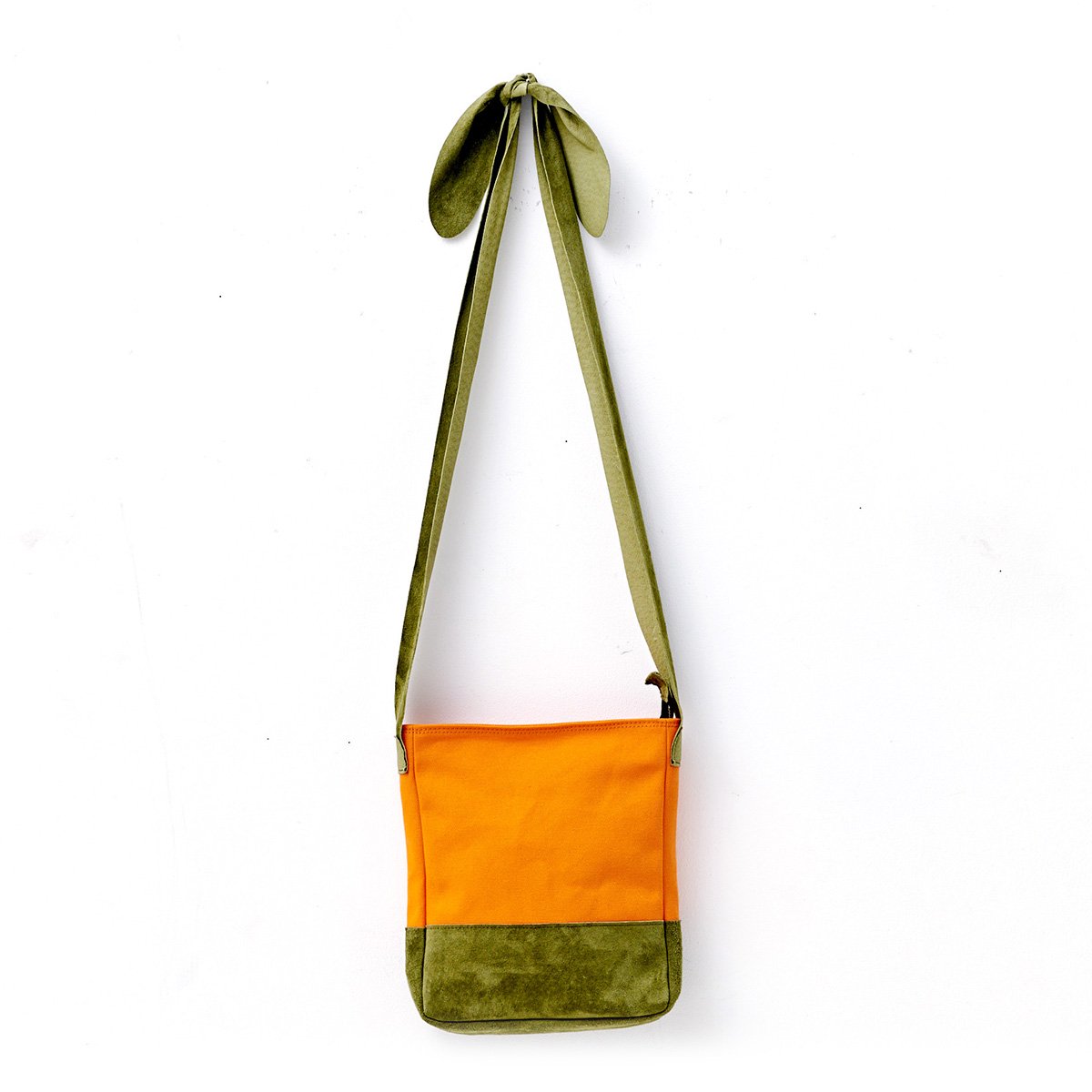 The suede shoulder bag / orange (発送はご注文から3営業日以内です