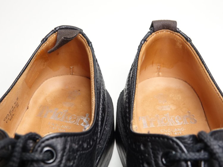 560 / 0208 極上 トリッカーズ （マッキントッシュ別注） フルブローグ ブラック グレインレザー 6.5-5 #M7346 -  SHOESAHOLIC シューホリック 公式 | 高級中古靴専門の通販と買取ストア