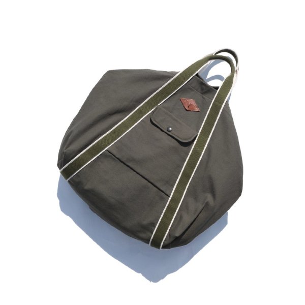 <img class='new_mark_img1' src='https://img.shop-pro.jp/img/new/icons1.gif' style='border:none;display:inline;margin:0px;padding:0px;width:auto;' />THE UNION ˥ THE COLOR MEGA TOTE BAG (olive)