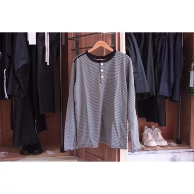 henley neck l/s tee. (black.white.)