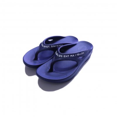 signature flip-flop. -navy.white.-<br> (OOFOS)