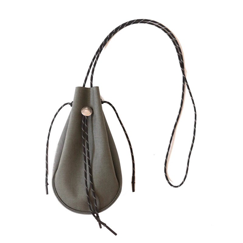 drawstring bag.-S- w/concho (charcoal grey.)