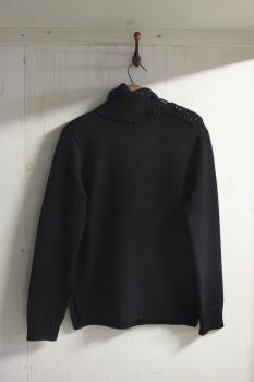 middle gauge turtle neck sweater. -black.-