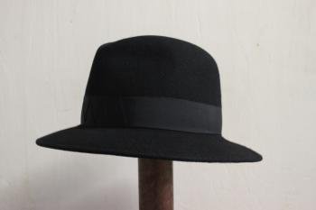 crusher hat. -black.black.-