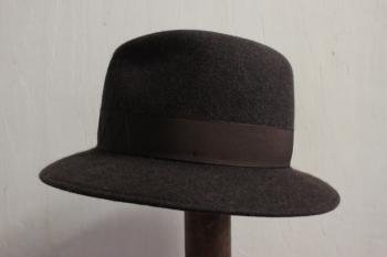 crusher hat. -dk.brownchocolate brown-