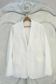 narrow lapel 2-b jacket. white.