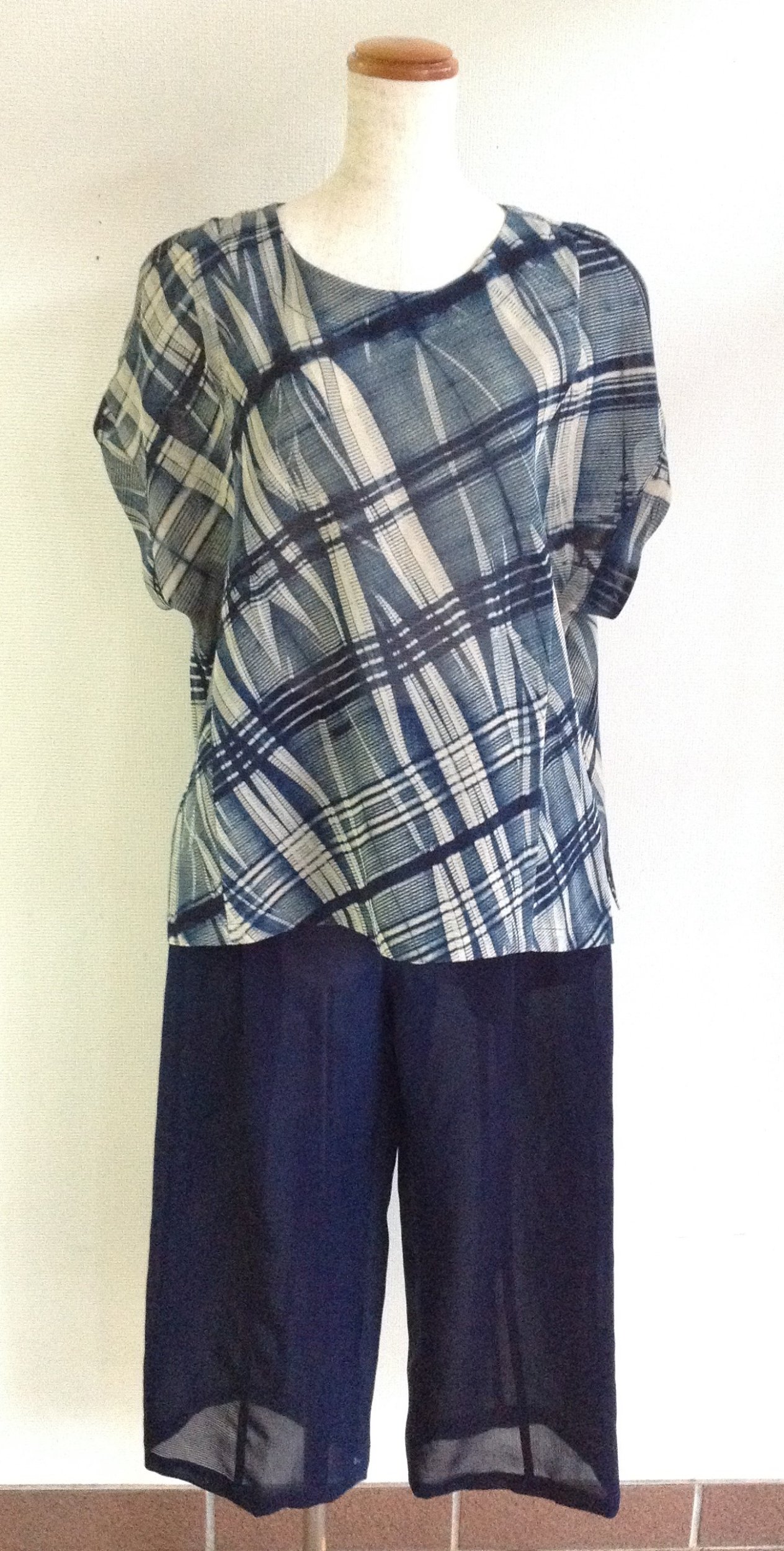 伝統織物のトップブランド夏塩沢に本藍染めを施した洋服オリジナル