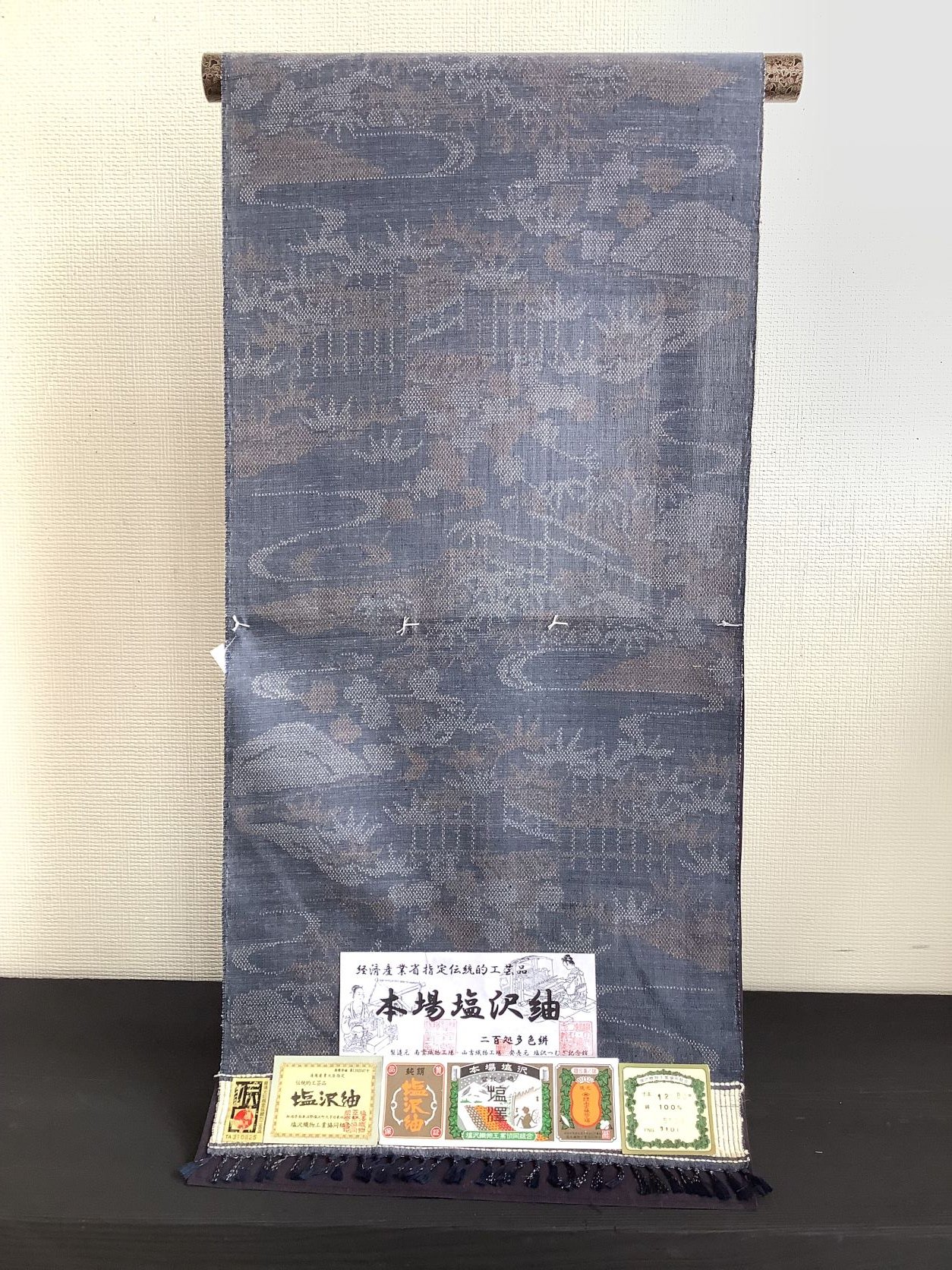 塩沢紬　200処多色絣柄物　　No.202301（茶屋辻紋様／藍鼠地白・山吹絣）　Ａ反（完全美品）山吉織物製　一般小売価格540、000円⇒産直価格  - 織の文化館【塩沢つむぎ記念館】オンラインショップ