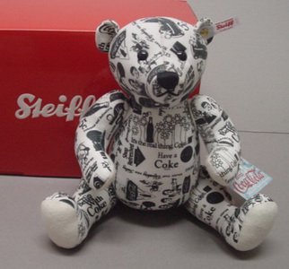 シュタイフ【steiff】 コカコーラ　テディベア　28㎝　EAN355394 - シュタイフ　テディベア通販ショップ【シュタイフメイト】  取扱商品数2,000点以上！