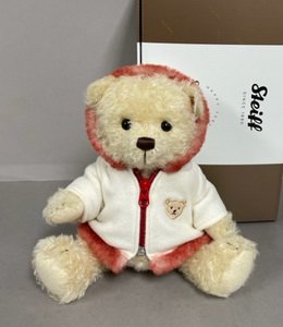 シュタイフ【steiff】テディベアのミラ　ウィンタージャケット　28cm EAN007224 - シュタイフ　 テディベア通販ショップ【シュタイフメイト】 取扱商品数2,000点以上！