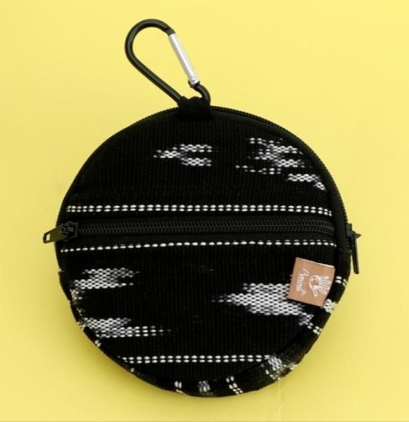 アミナコレクション 口が大きく開く！ カラビナ付きラウンドポーチ