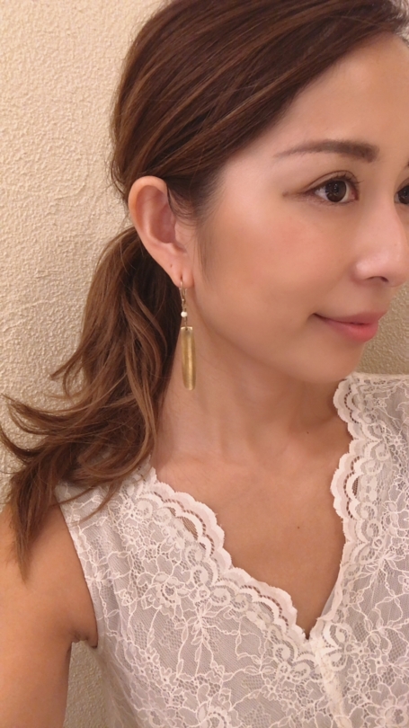 ora ten white beads × gold earrings
