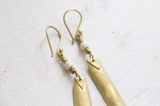 ora ten white beads × gold earrings