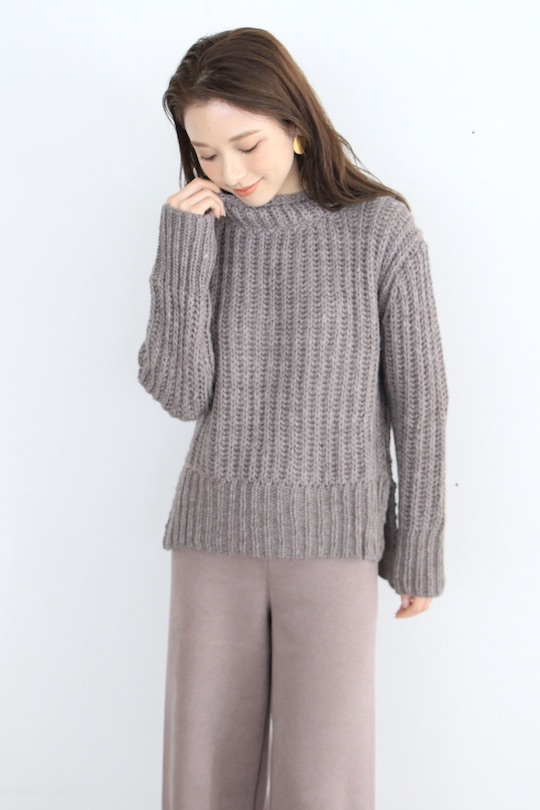 indi&cold high-neck cable greige knit