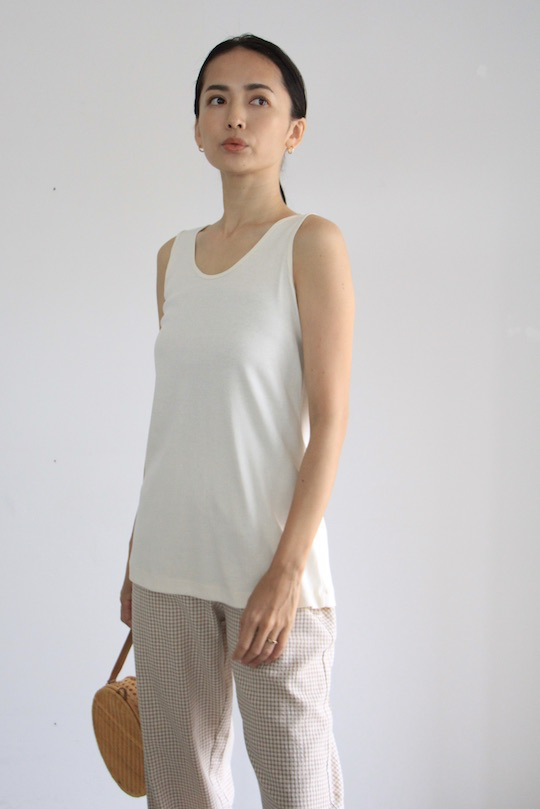 by basic cotton  sleevelss Tops white