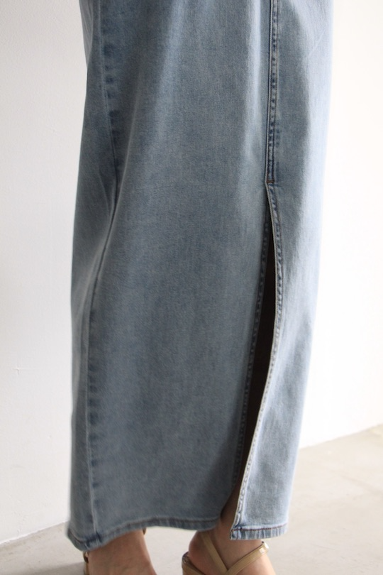 MY ESSENTIAL WARDROBE light blue slit denim SK