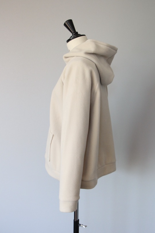 <img class='new_mark_img1' src='https://img.shop-pro.jp/img/new/icons54.gif' style='border:none;display:inline;margin:0px;padding:0px;width:auto;' />HENRITTEE STEFFENSEN fleece hoodie -white-