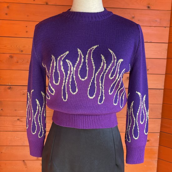 <img class='new_mark_img1' src='https://img.shop-pro.jp/img/new/icons15.gif' style='border:none;display:inline;margin:0px;padding:0px;width:auto;' />Psycho Apparel Girls on fire Sweater in Purple