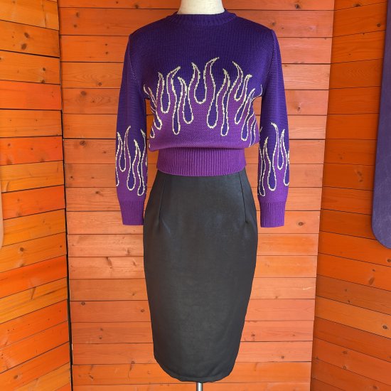 <img class='new_mark_img1' src='https://img.shop-pro.jp/img/new/icons15.gif' style='border:none;display:inline;margin:0px;padding:0px;width:auto;' />Psycho Apparel Girls on fire Sweater in Purple