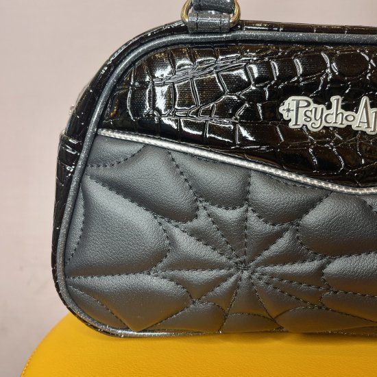 <img class='new_mark_img1' src='https://img.shop-pro.jp/img/new/icons16.gif' style='border:none;display:inline;margin:0px;padding:0px;width:auto;' />Psycho Apparel Kustom Bag Hand bag type Crocodile Series in Spider Black