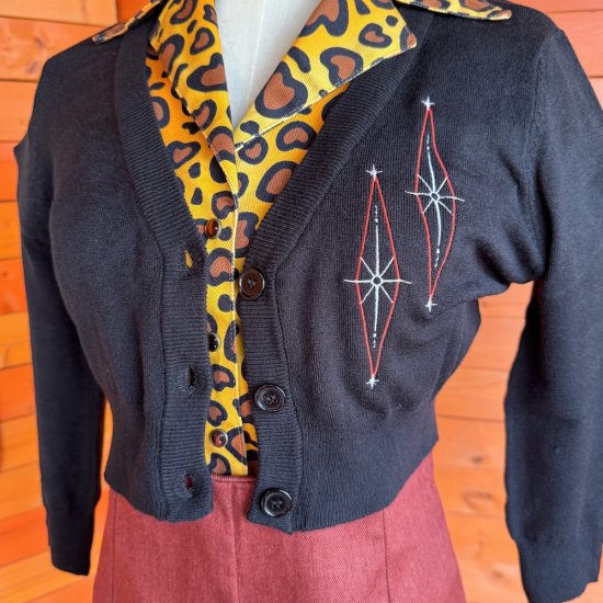 <img class='new_mark_img1' src='https://img.shop-pro.jp/img/new/icons60.gif' style='border:none;display:inline;margin:0px;padding:0px;width:auto;' />The Diamond Cardigan in Black/Red