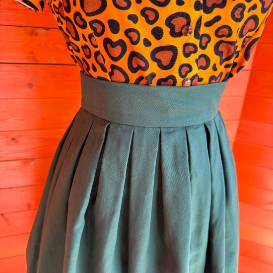 <img class='new_mark_img1' src='https://img.shop-pro.jp/img/new/icons15.gif' style='border:none;display:inline;margin:0px;padding:0px;width:auto;' />Psycho Apparel Judy Skirt in Green