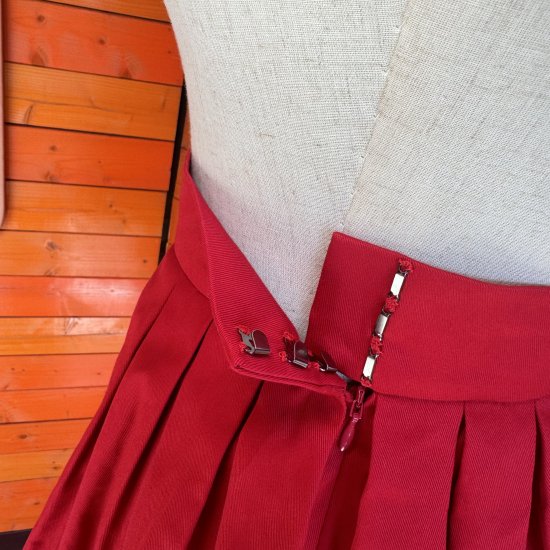 <img class='new_mark_img1' src='https://img.shop-pro.jp/img/new/icons1.gif' style='border:none;display:inline;margin:0px;padding:0px;width:auto;' />Psycho Apparel Judy Skirt in Red