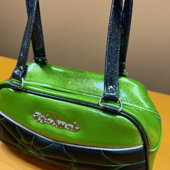 <img class='new_mark_img1' src='https://img.shop-pro.jp/img/new/icons15.gif' style='border:none;display:inline;margin:0px;padding:0px;width:auto;' />Psycho Apparel Kustom Bag Hand bag Type Spider Series in Lime Glitter