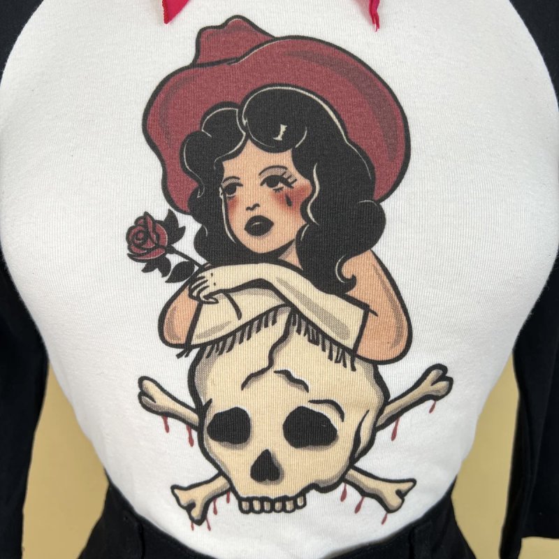 <img class='new_mark_img1' src='https://img.shop-pro.jp/img/new/icons15.gif' style='border:none;display:inline;margin:0px;padding:0px;width:auto;' />Mischief Made COWGIRL TEARS CROPPED BABY 3/4 RAGLAN TEE IN NATURAL/BLACK