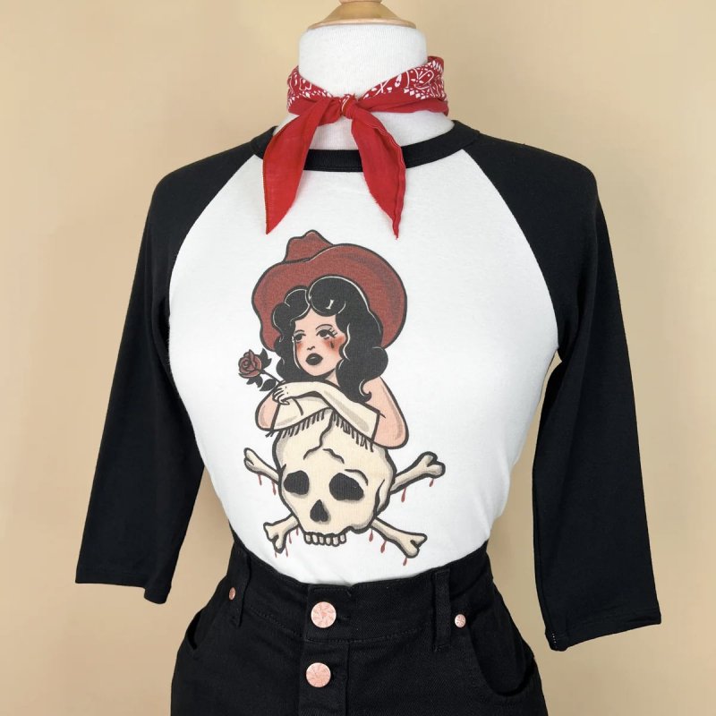 <img class='new_mark_img1' src='https://img.shop-pro.jp/img/new/icons15.gif' style='border:none;display:inline;margin:0px;padding:0px;width:auto;' />Mischief Made COWGIRL TEARS CROPPED BABY 3/4 RAGLAN TEE IN NATURAL/BLACK