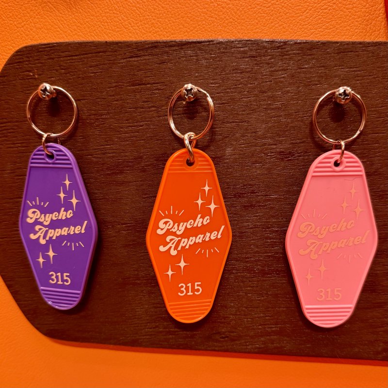 <img class='new_mark_img1' src='https://img.shop-pro.jp/img/new/icons15.gif' style='border:none;display:inline;margin:0px;padding:0px;width:auto;' />Psycho Apparel Motel Keychain