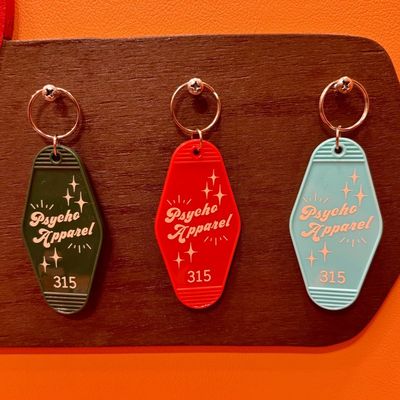 <img class='new_mark_img1' src='https://img.shop-pro.jp/img/new/icons15.gif' style='border:none;display:inline;margin:0px;padding:0px;width:auto;' />Psycho Apparel Motel Keychain