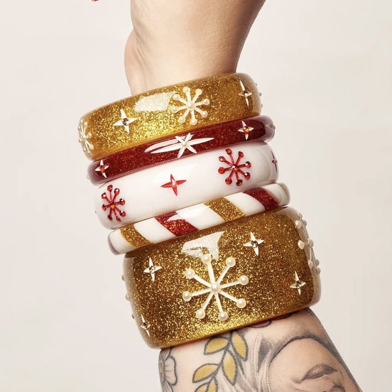 <img class='new_mark_img1' src='https://img.shop-pro.jp/img/new/icons15.gif' style='border:none;display:inline;margin:0px;padding:0px;width:auto;' />Wide Gold Glitter Snow Flake Bangle