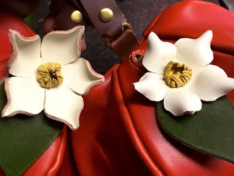 栃木レザーのりんご巾着風ミニポーチ 「pomme」（レッド・お花付き）