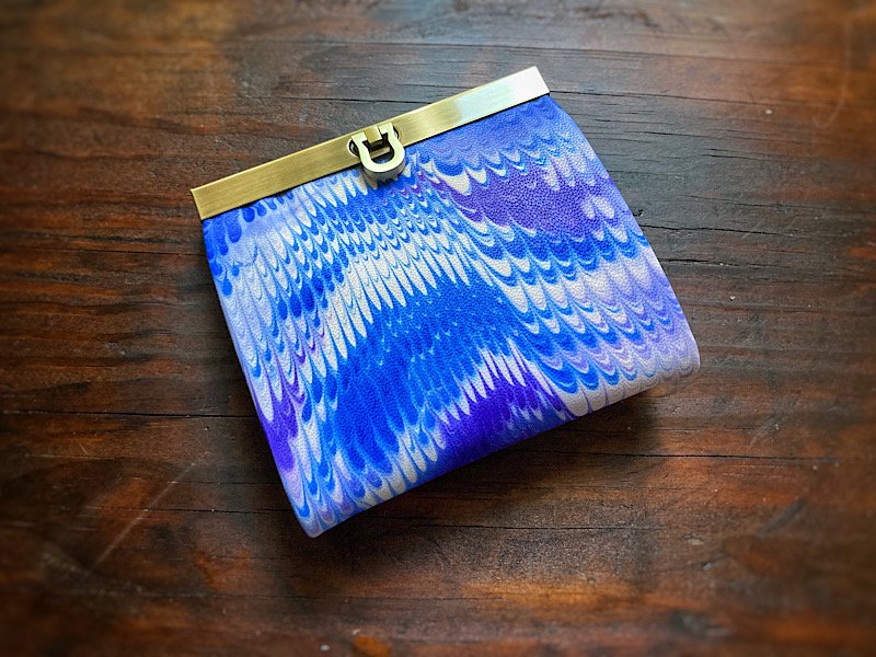 【一点物です】マーブル染めの二つ折り財布『avanico-harf』
