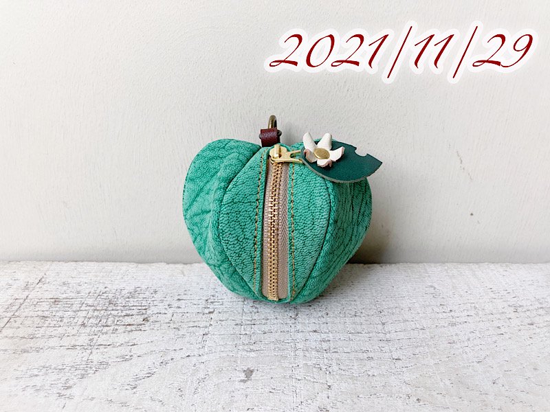 【1点限定（納期約1週間）】りんごのアドベントカレンダー◆11/29作◆ヌバックゴート（フローズンミント）お花付き