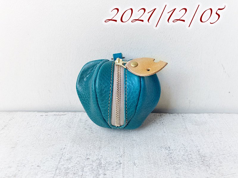 【1点限定（納期約1週間）】りんごのアドベントカレンダー◆12/05作◆イタリアンレザー（ターコイズ）×金の虫喰い葉っぱ
