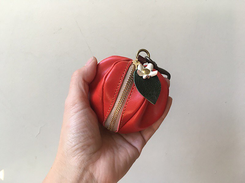 【M様オーダー（1/7着）】ヌメ革ミニポーチ「pomme」お花付き（紅玉） - handmade order leathers KALEIDOSCOPE