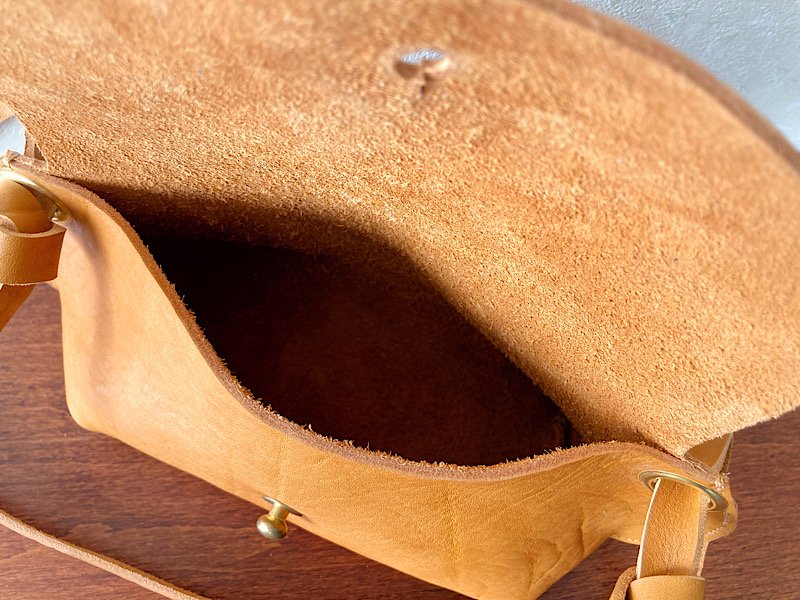 【受注製作（納期2ヶ月）】姫路のヌメ革＊ショルダーバッグ「fave」S（キャメル） - handmade order leathers  KALEIDOSCOPE