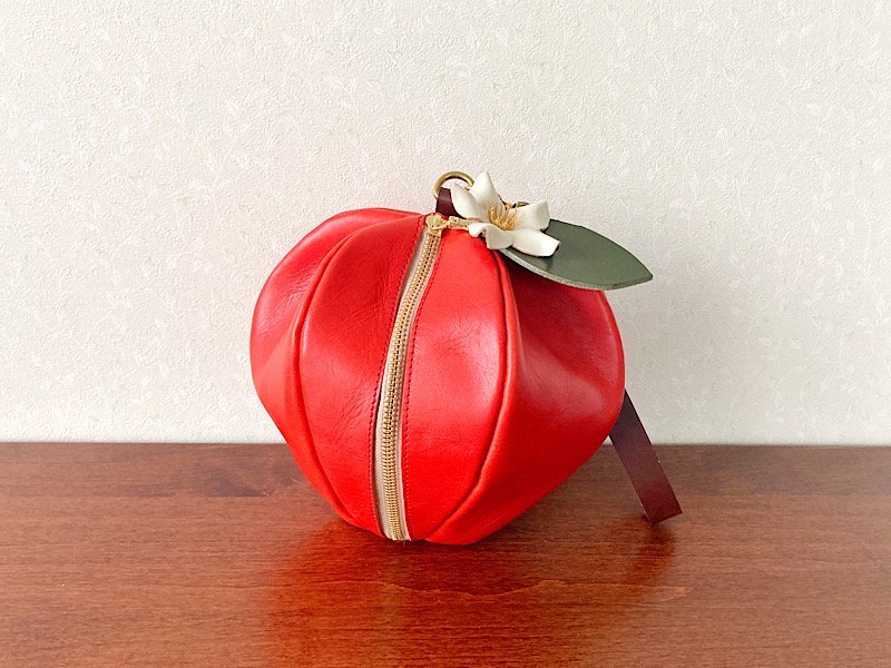 【受注製作（納期約1ヶ月）】栃木レザーのりんご巾着風ミニポーチ 「pomme」（紅玉・お花付き）
