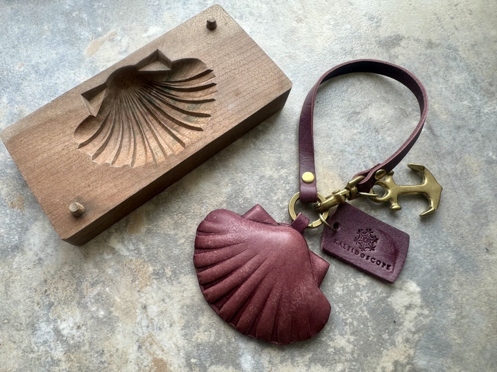 和菓子木型の革絞り』シリーズ - handmade order leathers KALEIDOSCOPE